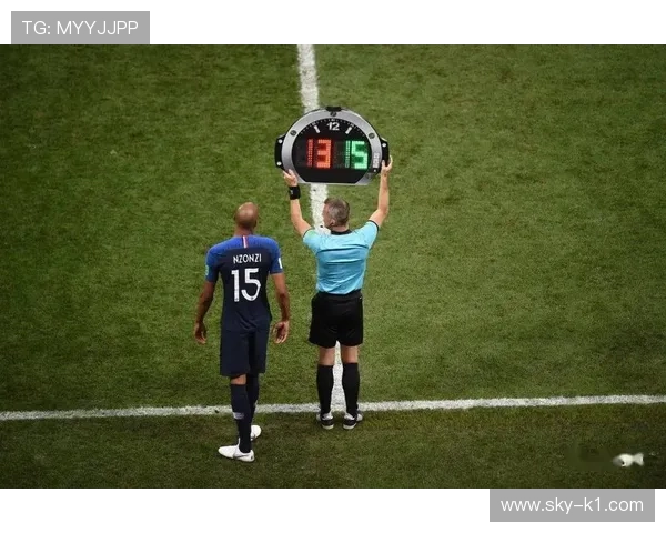 七人制足球规则中每队上场人数及换人次数如何规定？