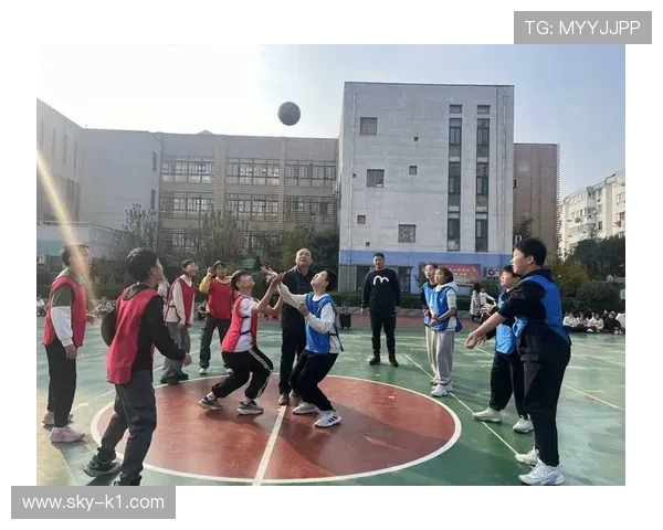 篮球比赛中球员如何运用持球启动规则正确运球？